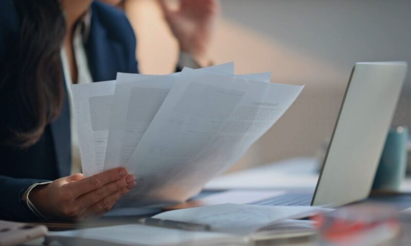 devojka gleda u dokumentaciju