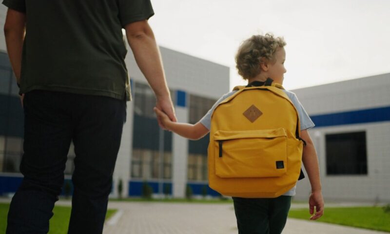 lični pratioc vodi dete u školu