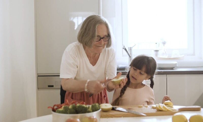 baka uči devojčicu sa autizmom o hrani, kako se seče jabuka