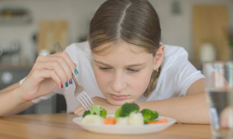 devojčica odbija da jede hranu koja joj je servirana na tanjiru